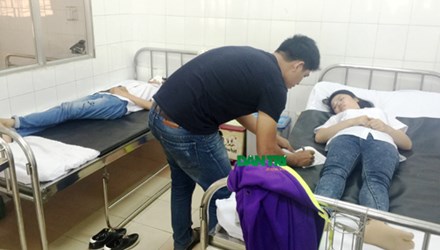 Hai nữ sinh bị tạt axit đang nằm điều trị tại bệnh viện