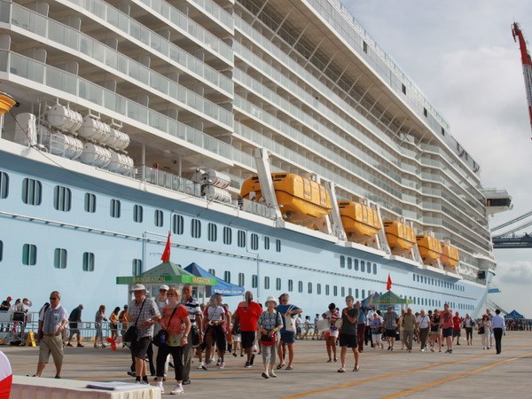 Tàu Quantum of the Seas cao 18 tầng và sức chứa lên đến 4.905 du khách cùng 1.500 thuyền viên. Tàu Quantum of the Seas cao 18 tầng và sức chứa lên đến 4.905 du khách cùng 1.500 thuyền viên.