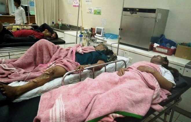 C&aacute;c ngư d&acirc;n được cấp cứu tại Bệnh viện Trung ương Huế s&aacute;ng 18/3.