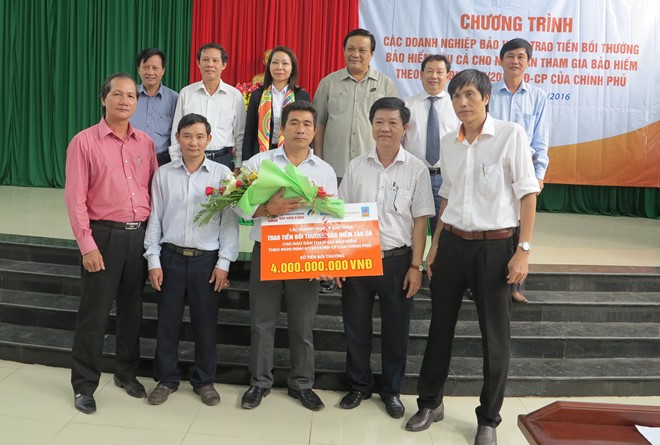 Đại diện c&aacute;c Link Đăng Nhập Nhà cái 13Win16.Com bảo hiểm trao tiền bồi thường cho ngư d&acirc;n Trần Kim Trung c&oacute; t&agrave;u c&aacute; bị ch&igrave;m ở Trường Sa