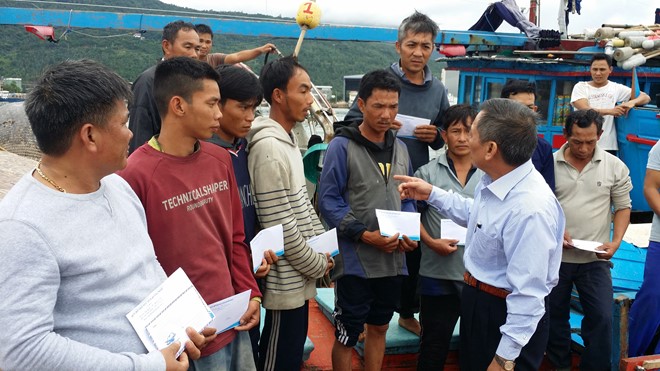 Quỹ hỗ trợ ngư d&acirc;n đ&atilde; tới thăm v&agrave; trao tiền động vi&ecirc;n c&aacute;c ngư d&acirc;n tr&ecirc;n t&agrave;u c&aacute; Quảng Ng&atilde;i bị đ&acirc;m ch&igrave;m
