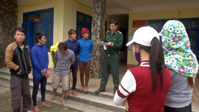 c&aacute;c ngư d&acirc;n gặp nạn v&agrave; bộ đội bi&ecirc;n ph&ograve;ng