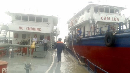 Hiện trường nơi s&agrave; lan va v&agrave;o t&agrave;u chở xăng