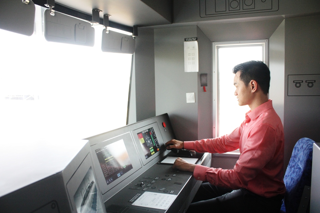 Cabin (buồng lái) được bố trí hai đầu của đoàn tàu có chiều rộng bằng chiều rộng toa xe và bố trí cửa thoát hiểm phía trước cho tình huống có sự cố phải dừng trong hầm. Mỗi bên ca bin có một bộ cửa (mở bằng tay).