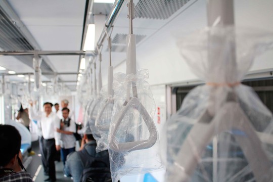 Tay vịn và móc nắm được lắp đặt trong toa xe để đảm bảo an toàn cho hành khách. 