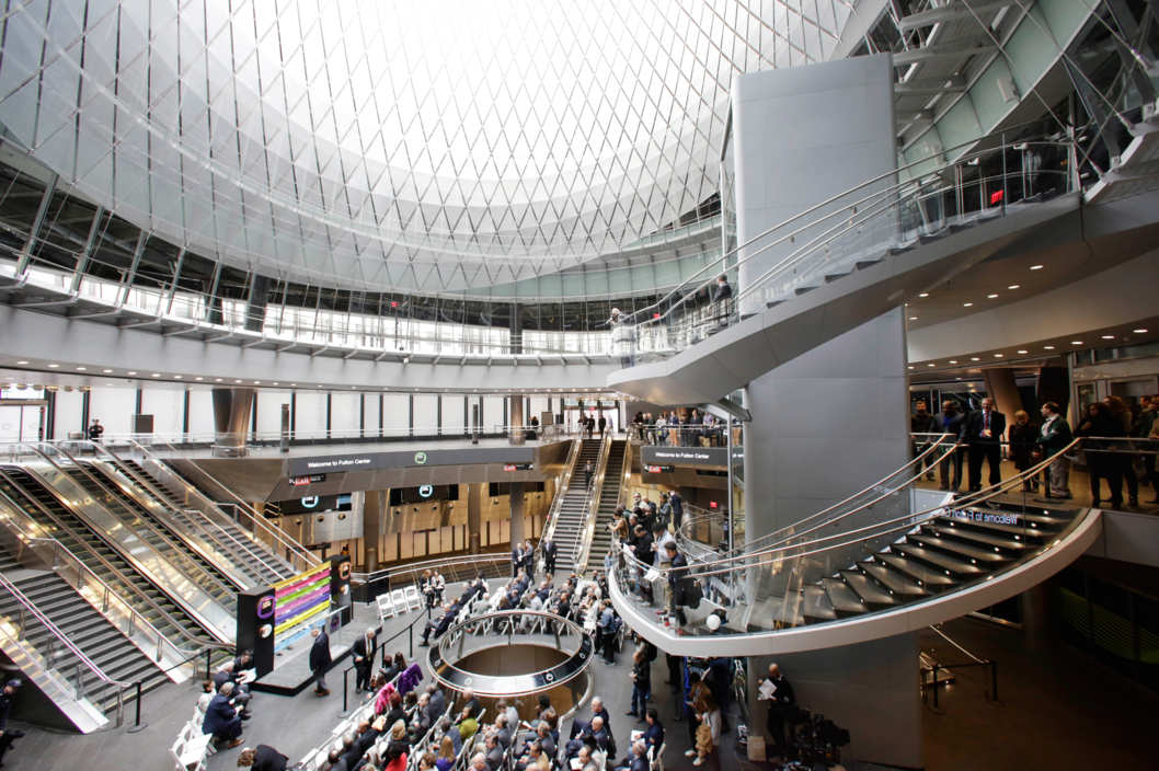 T&agrave;u điện ngầm Fulton Transit Center với thiết kế hiện đại, đậm phong c&aacute;ch Mỹ