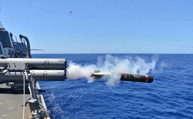 T&agrave;u khu trục t&ecirc;n lửa USS Lassen ph&oacute;ng một ngư l&ocirc;i Mk54 d&ugrave;ng cho diễn tập trong cuộc tập trận Multi-Sail 2015