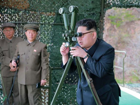 Chủ tịch Triều Ti&ecirc;n Kim Jong Un theo d&otilde;i một vụ ph&oacute;ng t&ecirc;n lửa từ t&agrave;u ngầm