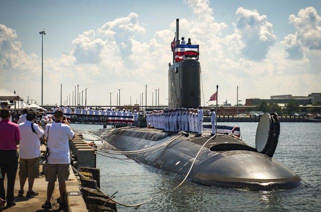 Thủy thủ đo&agrave;n đứng tr&ecirc;n t&agrave;u ngầm USS John Warner vừa được hạ thủy h&ocirc;m 1/8