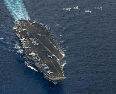 Hai chiếc F/A-18 Super Hornet v&agrave; hai chiếc Mig-29 của Kh&ocirc;ng qu&acirc;n Ho&agrave;ng gia Malaysia bay th&agrave;nh đội h&igrave;nh tr&ecirc;n t&agrave;u s&acirc;n bay USS Carl Vinson