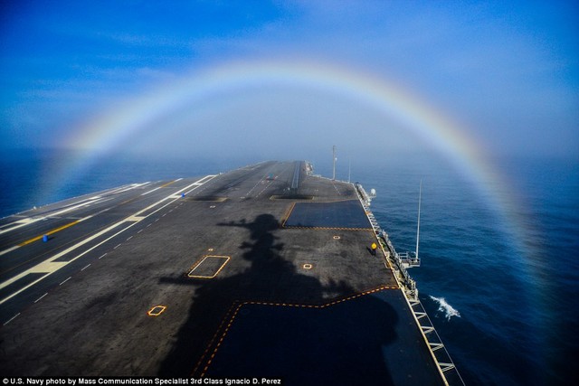 Khoảnh khắc tuyệt đẹp khi t&agrave;u s&acirc;n bay USS John C Stennis đi xuy&ecirc;n qua cầu vồng