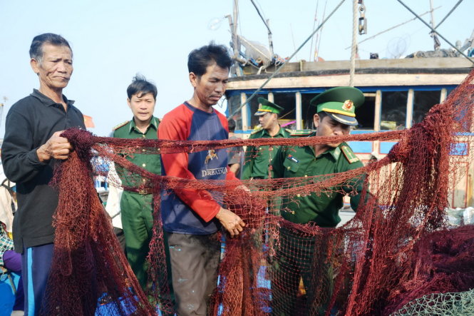 Lưới đ&aacute;nh c&aacute; tr&ecirc;n t&agrave;u bị t&agrave;u hải cảnh Trung Quốc cắt n&aacute;t