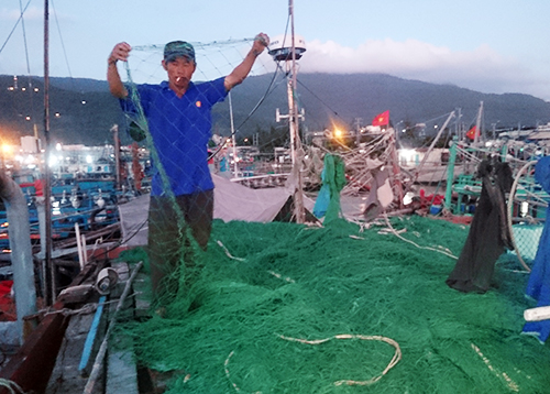 T&agrave;u Trung Quốc hung hăng ph&aacute; r&aacute;ch lưới, ngư cụ của t&agrave;u Việt Nam?