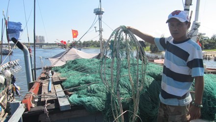 T&agrave;u Trung Quốc hung hăng ph&aacute; r&aacute;ch lưới, ngư cụ của t&agrave;u Việt Nam?