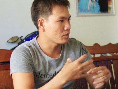 Ngư dân Nguyễn Văn Chiến đang kể lại vụ việc bị tàu Trung Quốc xua đuổi trên Biển Đông Ngư dân Nguyễn Văn Chiến đang kể lại vụ việc bị tàu Trung Quốc xua đuổi trên Biển Đông
