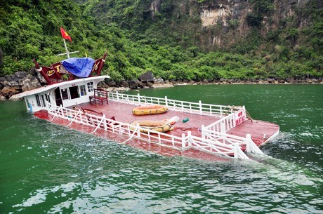 T&agrave;u du lịch Đ&ocirc;n Hiền QN 5762 bị đắm sau khi va chạm với t&agrave;u chở h&agrave;ng ở Hạ Long
