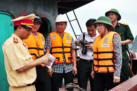 Ch&iacute;nh quyền địa phương v&agrave; lực lượng chức năng trực tiếp ra hiện trường chỉ đạo khắc phục hậu quả vụ ch&igrave;m t&agrave;u du lịch Hạ Long