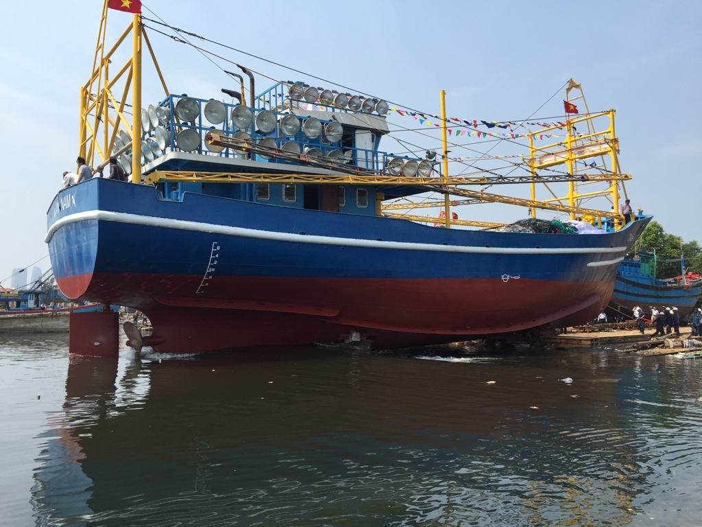 Đ&agrave; Nẵng hạ thủy t&agrave;u vỏ th&eacute;p đầu ti&ecirc;n đ&oacute;ng theo Nghị định 67