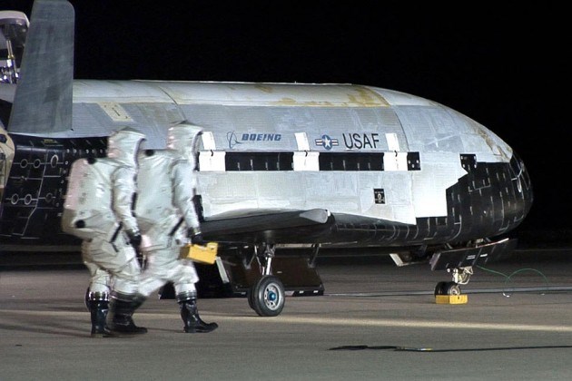 T&agrave;u vũ trụ b&iacute; mật X-37B của Kh&ocirc;ng qu&acirc;n Mỹ trở về Tr&aacute;i Đất sau khi thực hiện nhiệm vụ v&agrave;o năm 2014