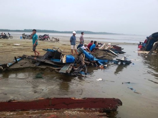 s&oacute;ng đ&aacute;nh ch&igrave;m t&agrave;u c&aacute; của ngư d&acirc;n