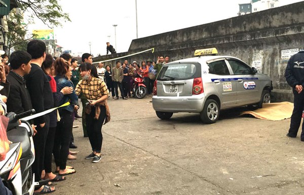Hiện trường vụ tai nạn do xe taxi g&acirc;y ra tr&ecirc;n đường Hồng H&agrave;