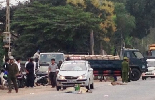 Hiện trường vụ taxi đ&acirc;m chết người đi bộ ở Thanh H&oacute;a
