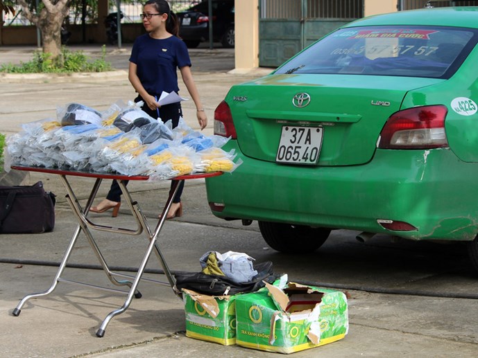 Taxi Mai Linh vận chuyển hơn 3.000 k&iacute;p nổ v&agrave; h&agrave;ng trăm m&eacute;t d&acirc;y ch&aacute;y chậm bị CSGT Thanh H&oacute;a bắt giữ