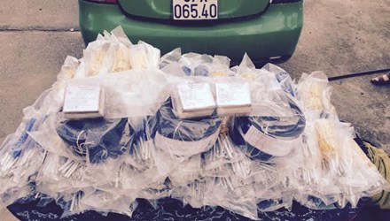 Số tang vật t&igrave;m thấy tr&ecirc;n taxi Mai Linh
