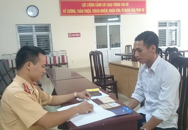 CSGT g&agrave;i bẫy người vi phạm giao th&ocirc;ng