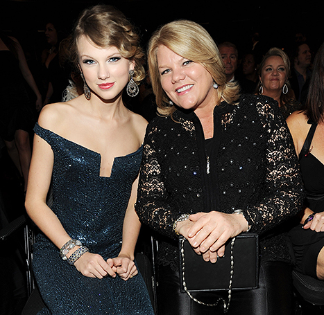 Taylor Swift đau buồn chia sẻ th&ocirc;ng tin mẹ ruột mắc bệnh ung thư 