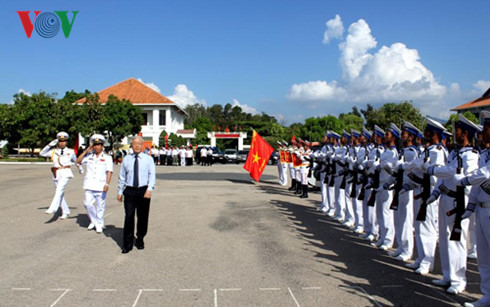 Tổng B&iacute; thư đ&atilde; xuống thăm t&agrave;u ngầm kilo 184 &ndash; Hải Ph&ograve;ng, thuộc Lữ đo&agrave;n T&agrave;u ngầm 189, thăm t&agrave;u hộ vệ t&ecirc;n lửa 012 - L&yacute; Th&aacute;i Tổ thuộc Lữ đo&agrave;n T&agrave;u chiến 162. Ảnh: VOV