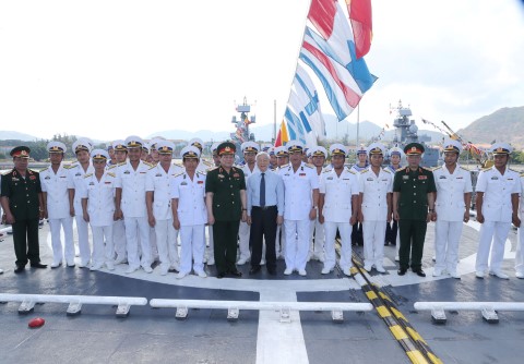 Tổng B&iacute; thư cũng đ&atilde; nghe Chuẩn Đ&ocirc; đốc Phạm Văn Ho&agrave;nh, Tư lệnh V&ugrave;ng b&aacute;o c&aacute;o t&igrave;nh h&igrave;nh biển, đảo hiện nay v&agrave; kết quả nổi bật c&aacute;c mặt c&ocirc;ng t&aacute;c của đơn vị. Ảnh: Nh&acirc;n D&acirc;n