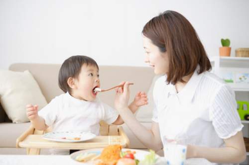Cần cho trẻ ăn đầy đủ v&agrave; uống nhiều nước khi trẻ ti&ecirc;u chảy.