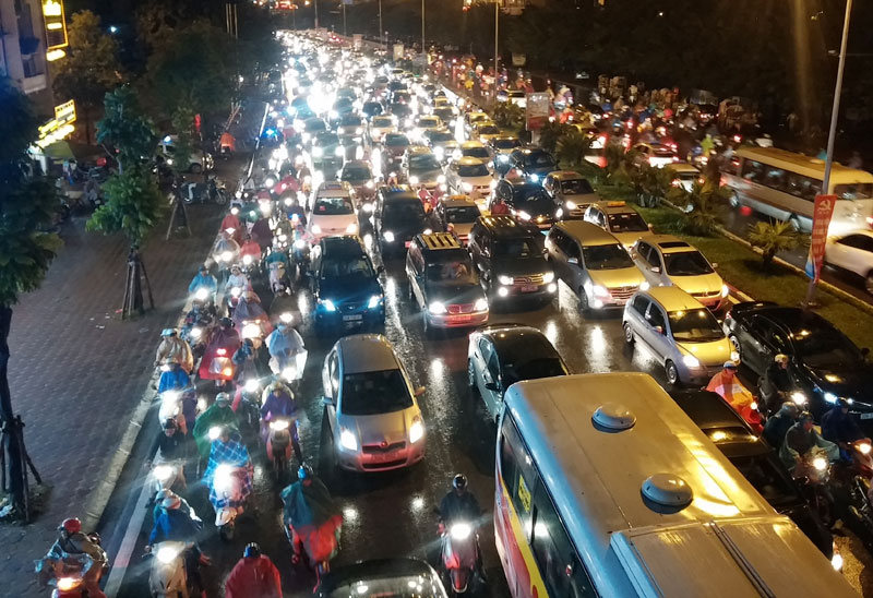 Đường Lạc Trung ùn tắc nghiêm trọng, các phương tiện không thể nhúc nhích. Ảnh: Thúy Hạnh