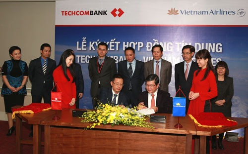 Techombank đ&atilde; ch&iacute;nh thức trở th&agrave;nh cổ đ&ocirc;ng lớn của Vietnam Airlines từ th&aacute;ng 11/2014