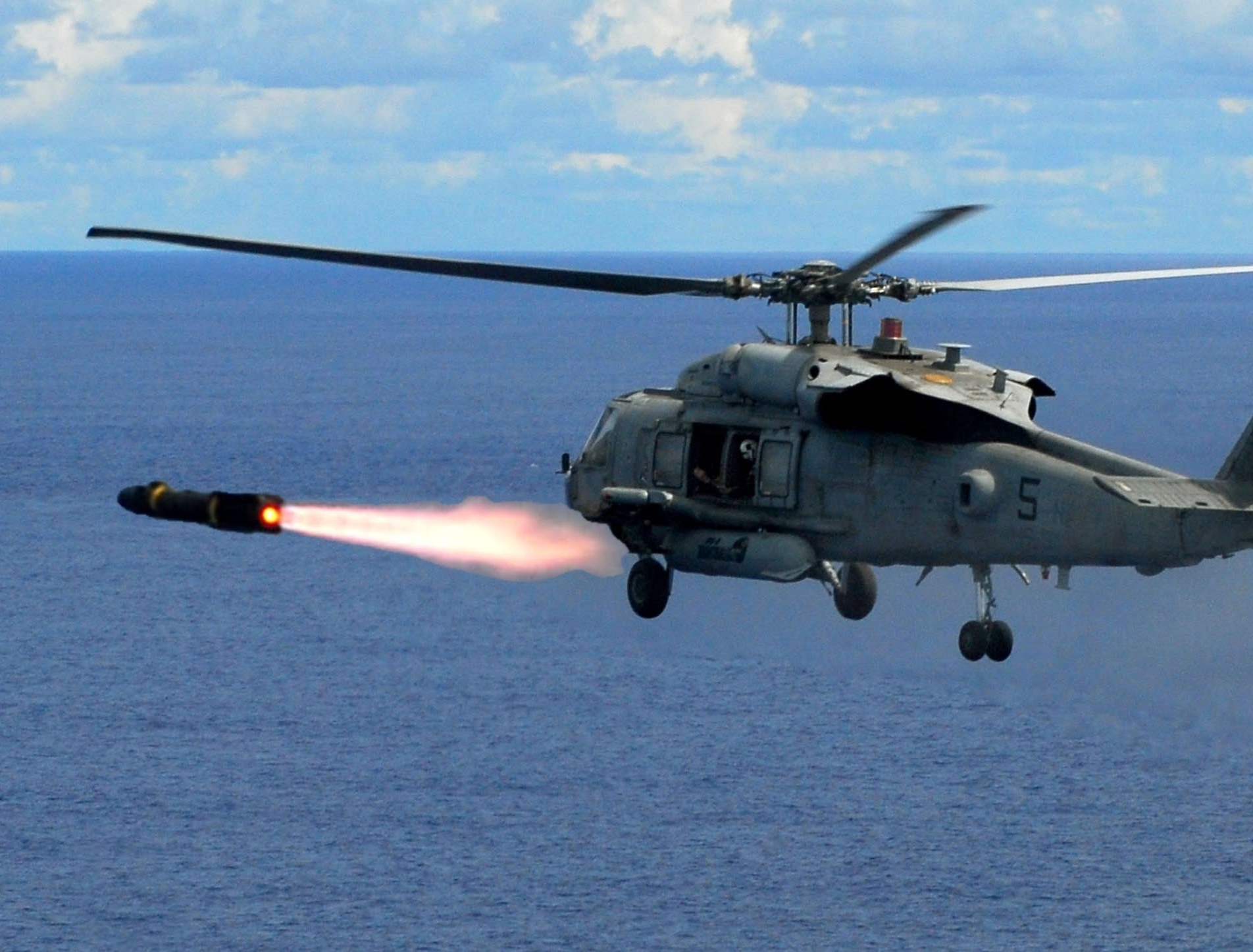 T&ecirc;n lửa chống tăng Hellfire được bắn đi từ trực thăng