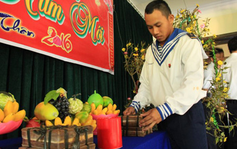 mỗi c&aacute;n bộ, chiến sĩ Trường Sa lu&ocirc;n vững v&agrave;ng trước gian kh&oacute;, vừa vui xu&acirc;n mới vừa chắc tay s&uacute;ng bảo vệ
