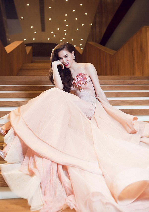Đầu tiên, Hà Hồ khẳng định đẳng cấp của mình bằng việc tái trở lại showbiz ở nước ngoài thay vì trong nước. Cô tham gia một show thời trang ở Nhật Bản và sau đó không lâu, người đẹp này tiếp tục có chuyến lưu diễn tới nước Úc xa xôi.