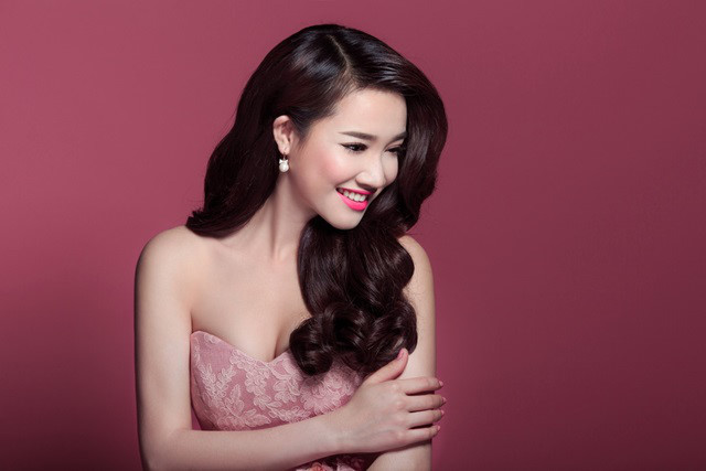 Trước nghi vấn, người đẹp 9X khẳng định trong talkshow Lần đầu tôi kể, phát sóng tối 24/4, cô rất sợ cảm giác 'diễn' trong tình yêu bởi cả cô và Trường Giang đều là diễn viên. Tuy nhiên, 'chàng hề xứ Quảng' ở phía sau sân khấu là người sống rất 'thật' và đó chính là lý do cô cảm mến anh.