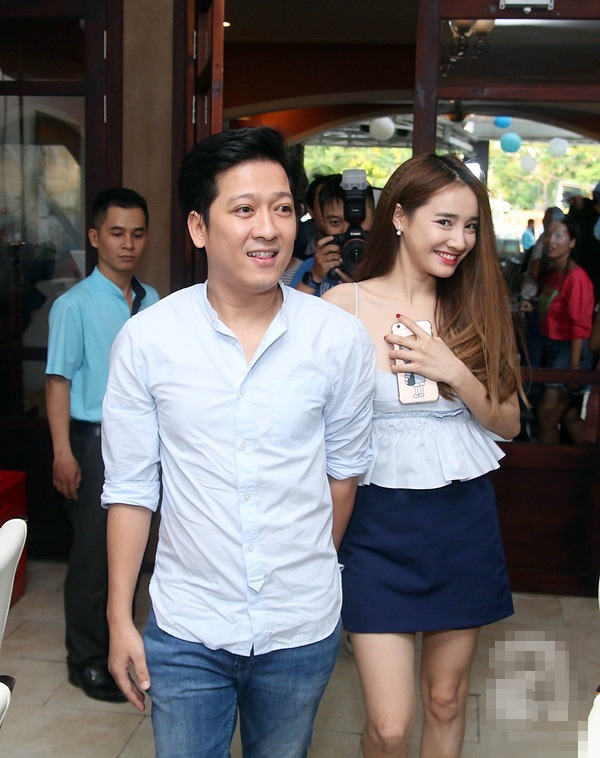 Xuất hiện cùng Trường Giang trong một buổi tiệc hôm 12.5, Nhã Phương liên tục dùng tay che ngực vì bộ trang phục gợi cảm của mình.