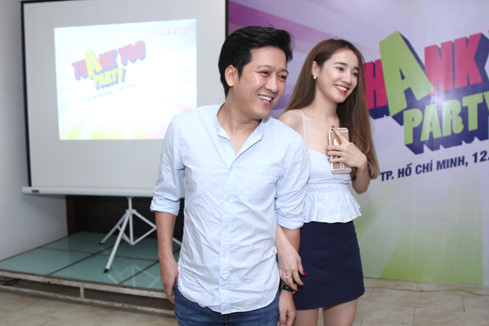 Cả hai đều diện trang phục giản dị. Tuy nhiên, chiếc áo khoét sâu của Nhã Phương khiến cô có phần lúng túng.