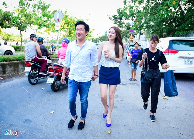 Nhã Phương mặc trang phục sexy khi sánh bước bên bạn trai. Sau khi đoạt giải Nữ diễn viên xuất sắc hạng mục phim truyền hình của Cánh diều vàng, người đẹp đã dành tặng Trường Giang món quà ý nghĩa trong ngày sinh nhật của anh.