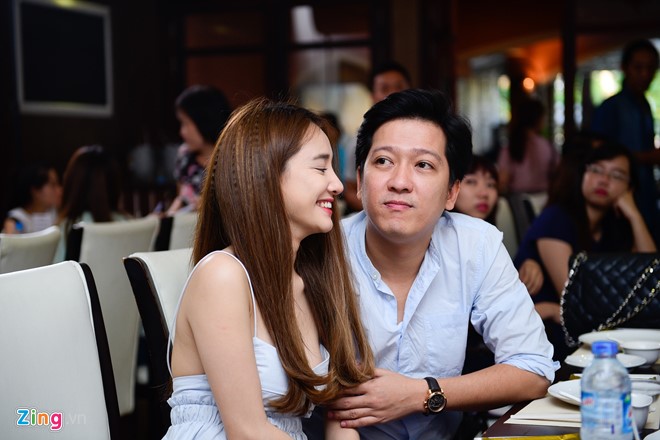 Cặp đôi khiến nhiều người ghen tỵ khi dành cho nhau những cử chỉ tình tứ. Mặc dù được không ít người ủng hộ nhưng chuyện tình của họ cũng vấp phải những phản ứng từ đám đông. 
