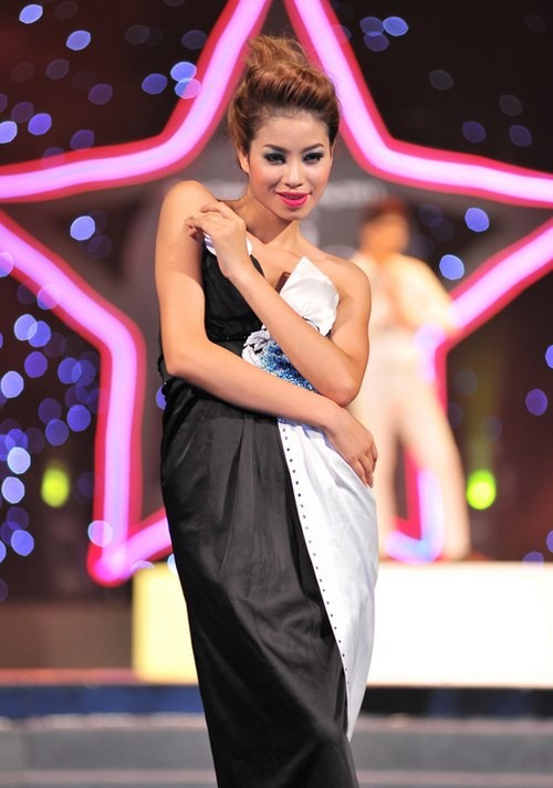 Không những không có người yêu, cô khẳng định là suốt thời đi học không có một chàng trai nào tán tỉnh. Phạm Hương cho biết, hồi đó cô không đi ra ngoài chơi hay tiếp xúc bạn bè quá nhiều. Và hơn hết, cô cũng “chưa có ý định để ý một ai cả”.