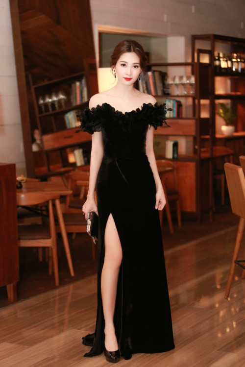 Trước khi tham gia cuộc thi Hoa hậu Việt Nam, Đặng Thu Thảo đã tham gia và giành được danh hiệu Hoa khôi đồng bằng sông Cửu Long 2012.