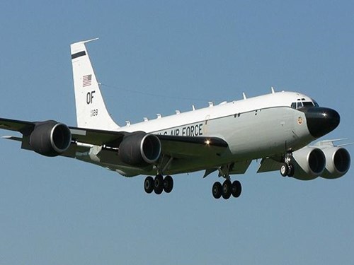 Trong một tuyên bố ngắn gọn do Reuters trích lại, phía Trung Quốc không thông tin cụ thể, nhưng khẳng định các phi công của họ luôn hành động ''chuyên nghiệp và có trách nhiệm''. Bộ Quốc phòng Trung Quốc còn nói Mỹ cố tình thổi phồng vụ việc như thế này.
