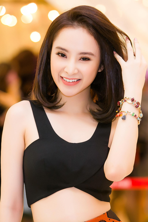 Nhưng rồi 10 năm sau, khi trở thành thiếu nữ 17, cái tên Phương Trinh được khán giả nhớ đến nhiều hơn nhưng không phải vì những vai diễn ấn tượng mà bởi tại những tai tiếng. Thời gian đã biến “bà mẹ nhí” dễ thương trở thành cô nàng sexy bậc nhất showbiz Việt. 