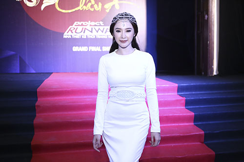 Giữa năm 2012, những hình ảnh hậu trường cô chụp quảng cáo nội y với những tư thế tạo hình rất khiêu khích nhanh chóng gây sốt trên mạng Internet.  Khi bị ''chất vấn'' vì những hình ảnh nhạy cảm ở tuổi teen, Angela Phương Trinh cho biết: “Trước khi quyết định nhận lời, tôi đã có buổi làm việc với đối tác về yêu cầu chụp của họ cũng như xem trang phục nội y. Theo đó, tôi thấy những trang phục nội y này kín đáo. Thậm chí còn kín đáo hơn bộ ảnh bikini tôi từng chụp trước đó nên đã đồng ý. Ngoài ra, cát-xê hậu hĩnh, phù hợp với công sức của mình cũng là lý do tôi nhận lời''.