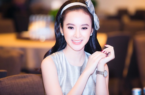 Không lâu sau khi tình yêu với vị đại gia Sài Thành tan vỡ, ''bà mẹ nhí'' khuấy động dư luận với chia sẻ: ''Có đại gia sẵn sàng chi 20.000 đô để gặp tôi 20 phút''. Cô cho biết người ta đồng ý để mình đi cùng với Đăng ký và nhận 60K 24 bao lì xì miễn phí mỗi ngày, người thân nhưng Angela vẫn từ chối.  Trước những ý kiến cho rằng Angela ''chém gió'' hay bịa đặt, cô không hề nao núng mà chia sẻ: ''Tôi biết là mọi người chế giễu và cho rằng tôi nói dối. Tôi rất bức xúc với dư luận ném đá mình vì những lời tôi nói là sự thật và có nhân chứng, vật chứng rõ ràng''.