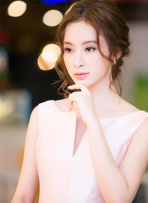 Khi dư luận đang xôn xao vì đường dây gái gọi cao cấp của ''má mì'' Mỹ Xuân bị triệt hạ, có một bài báo ''ám chỉ'' nữ diễn viên ''chưa bước qua tuổi 18'', từng phát ngôn về chuyện có người sẵn sàng chi trả hàng chục nghìn đô để gặp mình và tên là P.T cũng tham gia. Với thái độ vô cùng bức xúc về sự việc này, ''bà mẹ nhí'' phủ nhận mọi thông tin: ''Tôi không hiểu những tin đồn như thế này phát sinh từ đâu? Tại sao người ta không liên lạc và hỏi rõ tôi đầu đuôi câu chuyện trước khi đăng tải ầm ĩ như thế này?''.  Nữ diễn viên 9X thậm chí còn tuyên bố sẵn sàng đi kiểm tra trinh tiết để chứng minh sự trong sạch của mình.